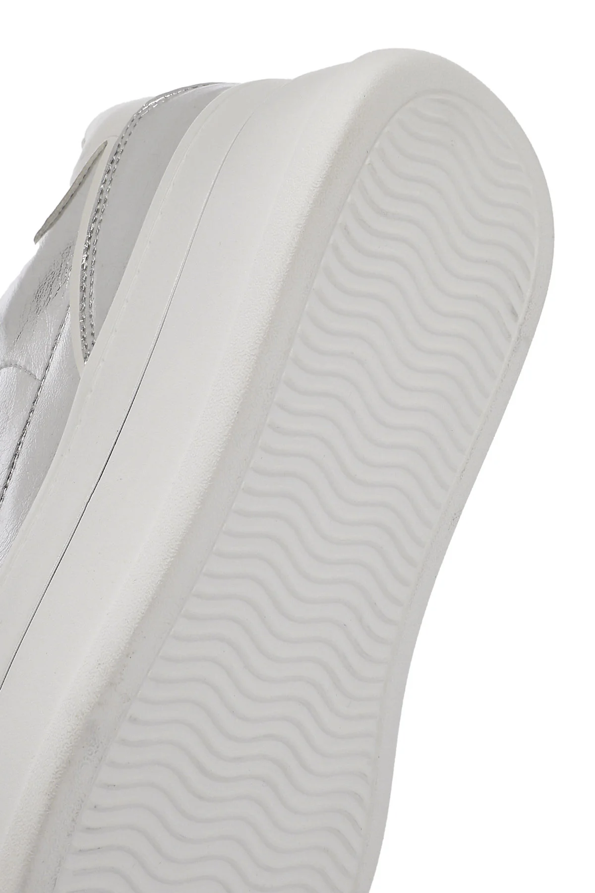 Kadın Gümüş Bağcıklı Kalın Tabanlı Metalik Sneaker - Image 8