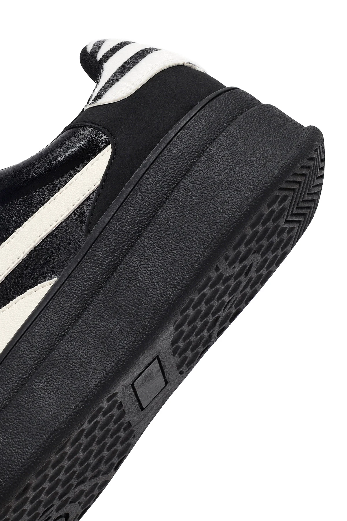 Kadın Siyah Bağcıklı Kalın Tabanlı Sneaker - Image 9